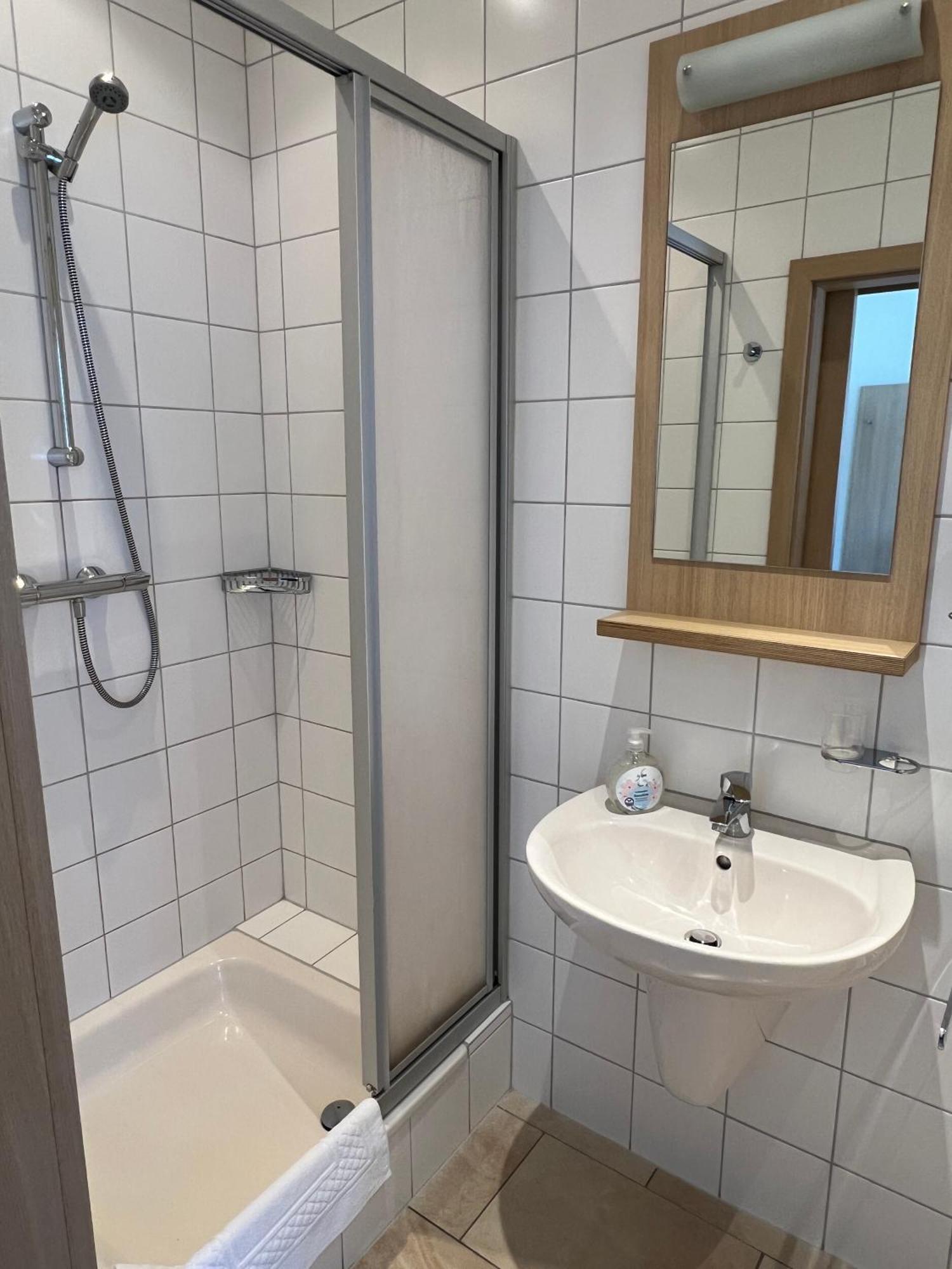Hotel Pfaelzer Hof Enkenbach-Alsenborn Buitenkant foto