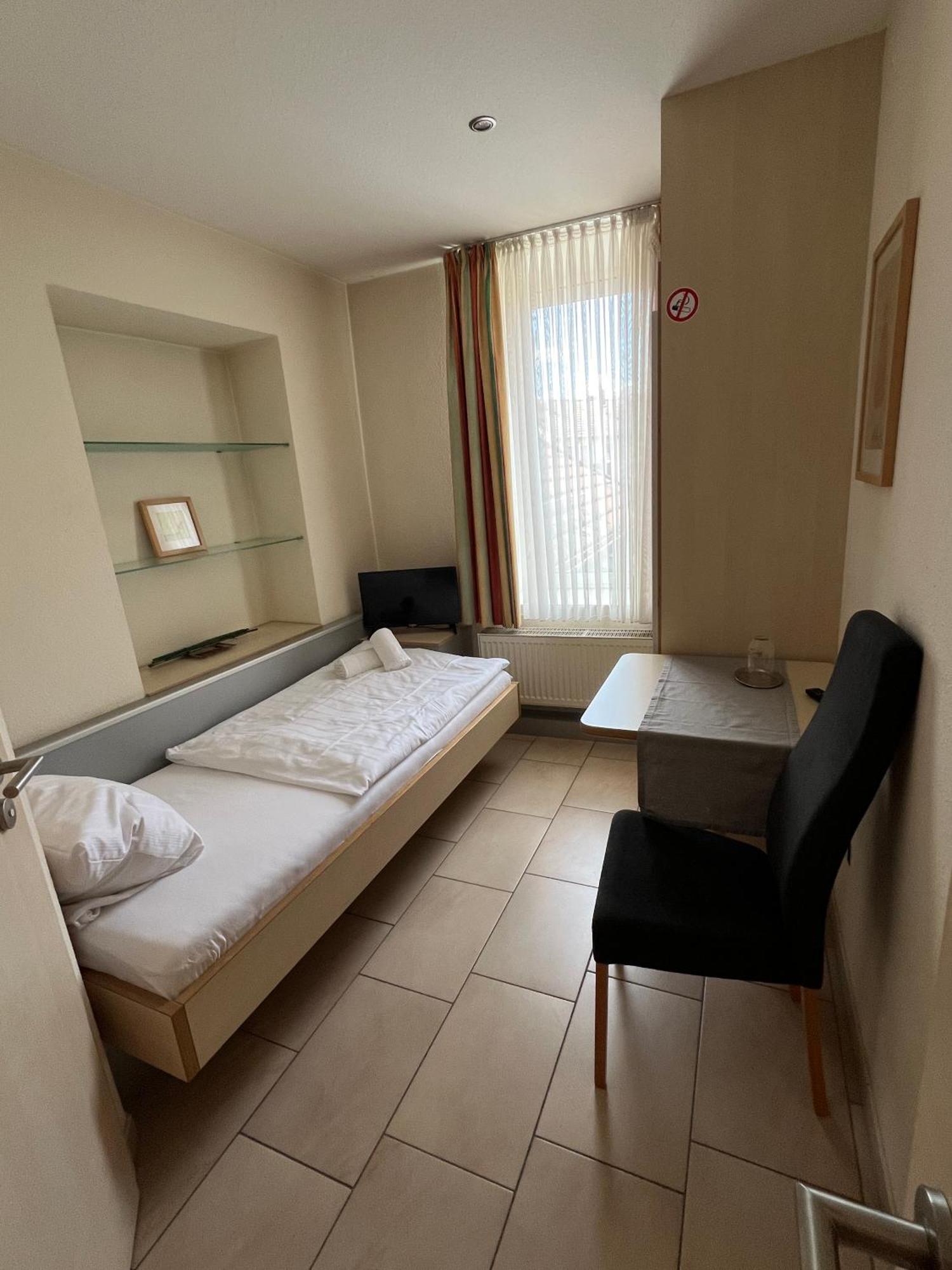 Hotel Pfaelzer Hof Enkenbach-Alsenborn Buitenkant foto